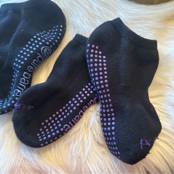 Pure Barre Black Non-Slip Grip Ankle Socks - Picture 3 of 12